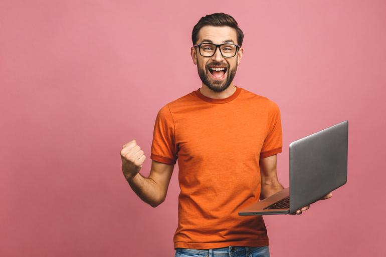 Hombre con un computador en la mano